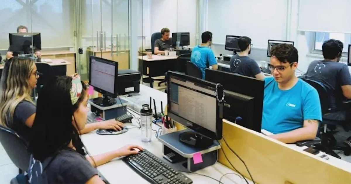 Equipe da Task trabalhando no escritório, em frente aos computadores.